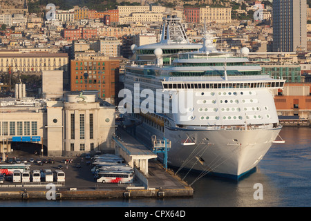 La nave di crociera 'Voyager dei mari" ormeggiato nel terminale di Napoli. La città di Napoli sullo sfondo. Italia Foto Stock