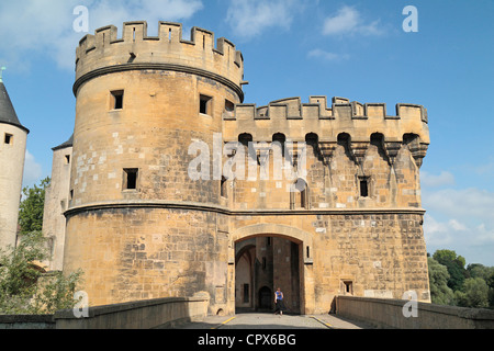 Parte di Porte des Allemands (tedesco il Gate) city gate oltre il Fiume Seille a Metz, Moselle, Lorena, Francia. Foto Stock