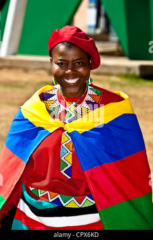 Donna vestito in abiti tradizionali sorridente in telecamera Foto Stock