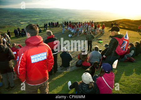 Batala Liverpool il brasiliano tamburi Samba sulla sommità del Moel Famau per il diamante celebrazioni giubilari Foto Stock