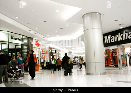 Interno di un centro commerciale per lo shopping Foto Stock
