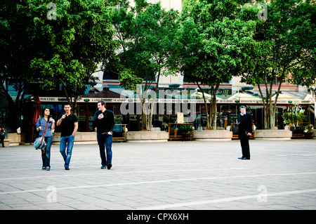 La gente camminare a Nelson Mandela Square, Sandton, Sud Africa Foto Stock