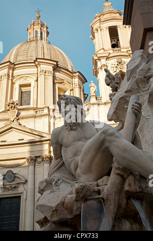 Roma - Piazza Navona in mattina e la Fontana dei Fiumi del Bernini e la chiesa di Santa Agnese in Agone chiesa Foto Stock