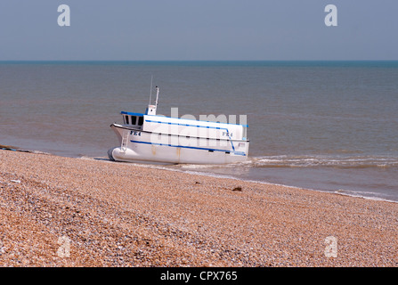 La pesca commerciale imbarcazione proveniente a Riva di Dungeness spiaggia ghiaiosa Kent REGNO UNITO Foto Stock