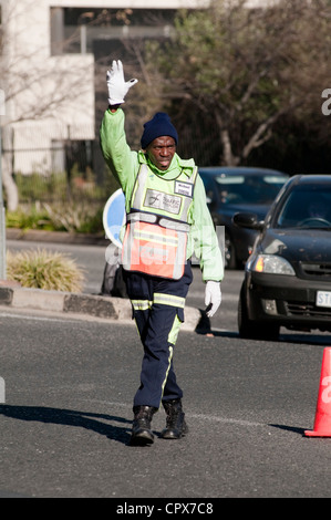 Il traffico di Johannesburg pointsman dirige il traffico Foto Stock