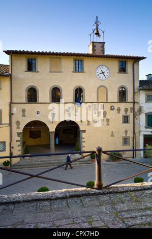 Il Municipio, il Palazzo del Podestà, in Piazza Francesco Ferrucci, Radda in Chianti, Toscana, Italia Foto Stock