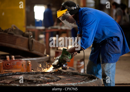 Macinazione di un magnete industriale in una fabbrica di magnete, Gauteng, Sud Africa Foto Stock