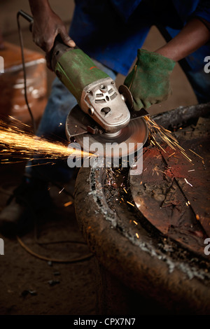 Macinazione di un magnete industriale in una fabbrica di magnete, Gauteng, Sud Africa Foto Stock