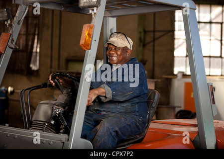 La forcella di sollevamento operatore nella fabbrica di magnete, Gauteng, Sud Africa Foto Stock