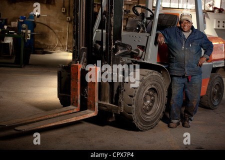 La forcella di sollevamento operatore nella fabbrica di magnete, Gauteng, Sud Africa Foto Stock