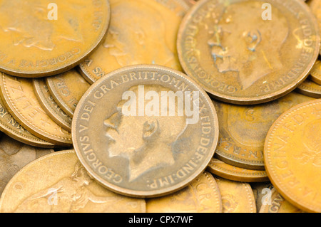 Vecchio inglese British rame pre-decimale spiccioli con Letto King George V Foto Stock