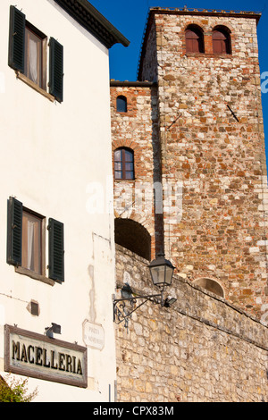 Macelleria e antica fortificazione in via Roma a Radda in Chianti, Toscana, Italia Foto Stock