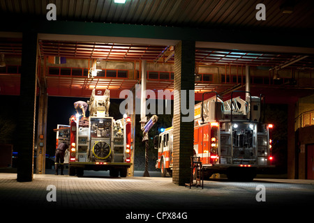 Due motori Fire parcheggiato nella stazione dei vigili del fuoco Foto Stock