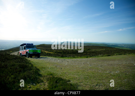 A nord-est del Galles di ricerca e salvataggio di veicolo che viaggia lungo il Offas Dyke percorso fino alla cima del Moel Famau per supporto per eventi, Wales, Regno Unito Foto Stock