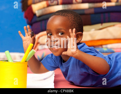 Bambino sdraiato sul pavimento disegno Foto Stock