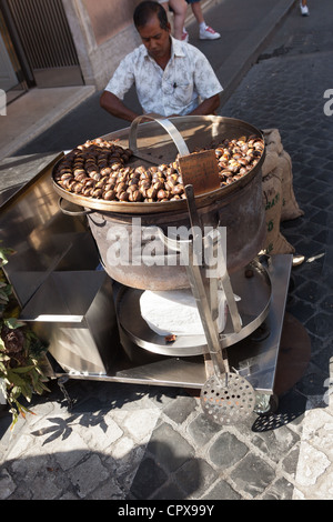 Arrosto di castagne di cavalli in vendita per le strade di Roma Italia Foto Stock