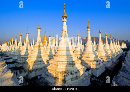 Myanmar Birmania Mandalay Division Mandalay Pagoda Sandamuni costruito in onore del principe Kanaung circondata da una foresta di piccole Foto Stock