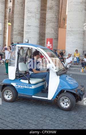 Le misure di sicurezza della polizia in Piazza San Pietro.Vaticano Roma Foto Stock