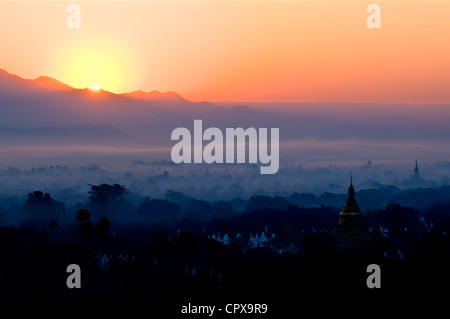 Myanmar (Birmania), Divisione Mandalay, Mandalay da Mandalay Hill, vista su Kuthodaw Pagoda e la città di Mandalay Foto Stock