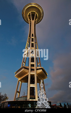 Vista verso l'alto del Seattle Space Needle e albero illuminato luci al crepuscolo durante la festa di Natale stagione. Foto Stock