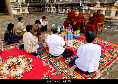 Myanmar (Birmania), Divisione Mandalay, Bagan (pagano), Old Bagan, Pagoda di Ananda Pahto (Ananda), festival della luna piena, offerte Foto Stock