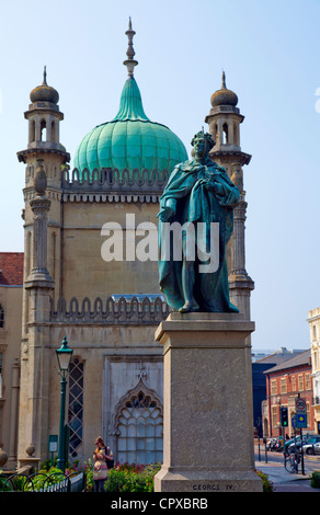 Statua di George IV presso il Royal Pavilion di Brighton - REGNO UNITO Foto Stock