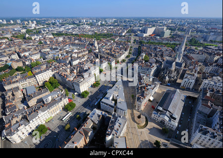 Francia, Loire Atlantique, Nantes, Cours des 50 Otages, la strada principale, e l'Île Feydeau in background Foto Stock