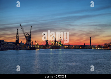 Porto molo al tramonto sullo sfondo. Gdansk, Polonia. Foto Stock