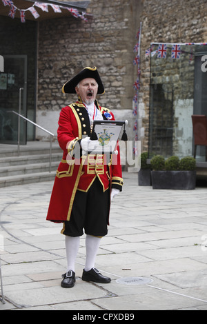 Town Criers competere in un contesto nazionale Town Crier concorso per festeggiare la Regina Elisabetta II GIUBILEO di diamante a Oxford Castle, Regno Unito Foto Stock