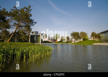 Vie navigabili tranquilla tra i padiglioni dei del gruppo Volkswagen Autostadt ("auto città'), Wolfsburg, Germania Foto Stock