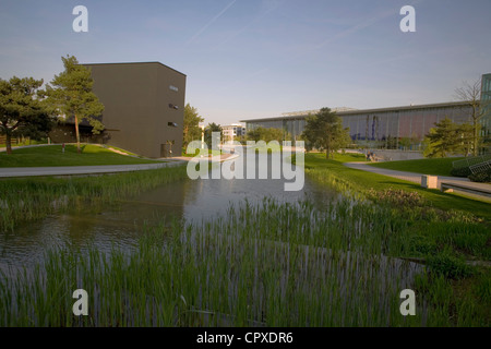 Vie navigabili tranquilla tra i padiglioni dei del gruppo Volkswagen Autostadt ("auto città'), Wolfsburg, Germania Foto Stock