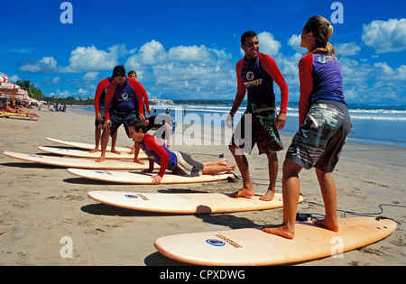 Indonesia Bali Kuta Beach è uno dei luoghi più frequentati e la casa di turisti da tutto il mondo e surfers scuola di surf Foto Stock