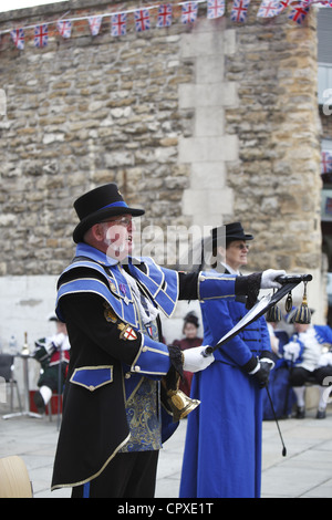 Town Criers competere in un contesto nazionale Town Crier concorso per festeggiare la Regina Elisabetta II GIUBILEO di diamante a Oxford Castle, Regno Unito Foto Stock