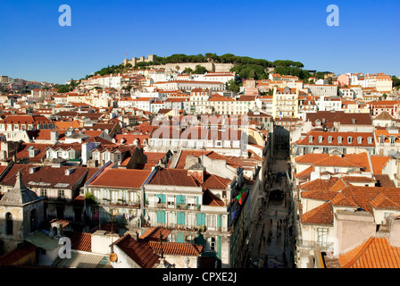 Portogallo Lisbona quartiere Baixa Castelo Sao Jorge Saint George Castle visto dalla terrazza di Lisboa Regency Chiado Hotel Rua Nova Foto Stock