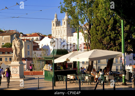 Il Portogallo, Lisbona, quartiere di Alfama, bar sulla terrazza del Largo das Portas do Sol Foto Stock