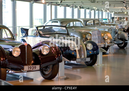 Vintage collezione di auto all'interno del museo di del gruppo Volkswagen Autostadt ("auto città'), Wolfsburg, Germania Foto Stock