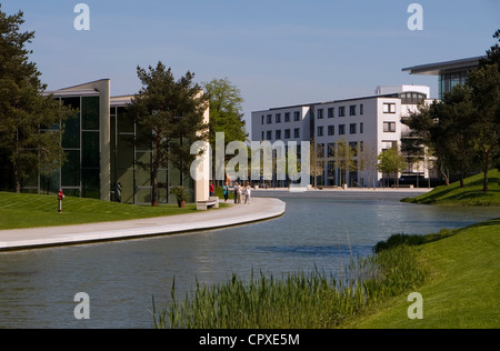 Vie navigabili tranquilla tra i padiglioni dei del gruppo Volkswagen Autostadt ("auto città'), Wolfsburg, Germania Foto Stock