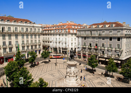 Portogallo Lisbona quartiere Chiado Praça Luis de Camoes visto dalla sala del Bairro Alto Hotel statua del poeta epico Luis de Camoes Foto Stock