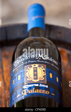 Il Brunello di Montalcino 2004 Riserva una bottiglia di vino rosso a tenuta vinicola del palazzo vicino a Montalcino in Val d'Orcia, Toscana, Italia Foto Stock