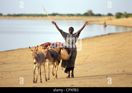 Mali, Mopti Regione, neaar Djenne, una donna andare al mercato Foto Stock