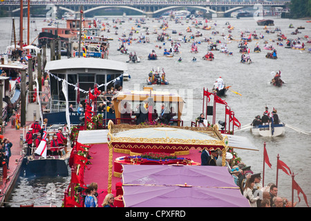 Parte della flottiglia capi verso Chelsea Bridge durante il Tamigi Diamond Jubilee Pageant avendo superato il Royal Barge Foto Stock