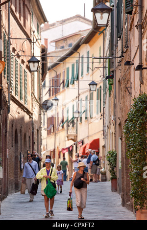 Scena di strada in antiche città sulla collina di Montalcino in Val d'Orcia, Toscana, Italia Foto Stock