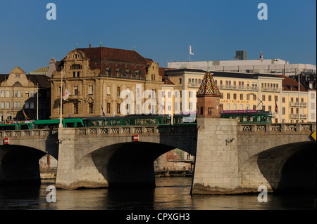 La Svizzera, il Cantone di Basilea Città e Basilea, Mittlere Brücke oltre il fiume Reno e i Tre Re Hotel Foto Stock