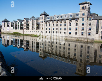 Il Riverside Hotel e appartamenti privati sul fiume Kent in Kendal Foto Stock