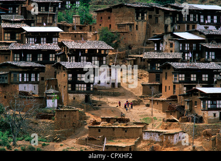 Il Bhutan Wangdue Phodrang Distretto Valle Wangdiphodrang uno dei suoli più ricche del paese in legno tradizionali di terra sbattuta house Foto Stock