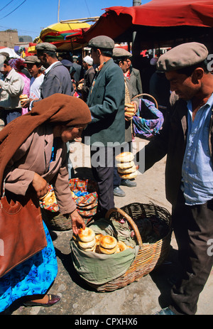 Cina provincia dello Xinjiang Kashgar Kashi città vecchia bazaar popolazione Ouigour Domenica delle vendite sul mercato del pane cotto a vapore in stand di Foto Stock