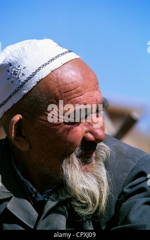 Cina, provincia dello Xinjiang, Kashgar (Kashi), la città vecchia bazaar, Ouigour popolazione, mercato di domenica, il ritratto di un uomo vecchio Foto Stock