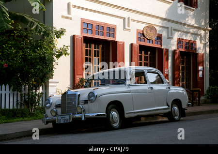 Laos Luang Prabang sono classificati come patrimonio mondiale dall' UNESCO tre nagas Inn situato su entrambi i lati della strada Sakkarin occupare alcune Foto Stock