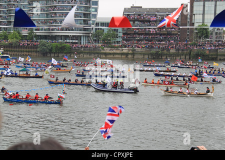 L'uomo-powered flottiglia di barche portano il giubileo di Diamante Thames Pageant, Ponte di Battersea, Londra, Regno Unito, domenica 3 giugno 2012 Foto Stock