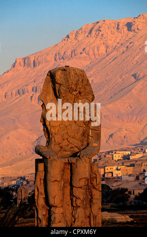 Egitto Alto Egitto, Valle del Nilo, West Tebe, frazioni di Luxor, i Colossi di Memnon elencati come patrimonio mondiale dall' UNESCO Foto Stock